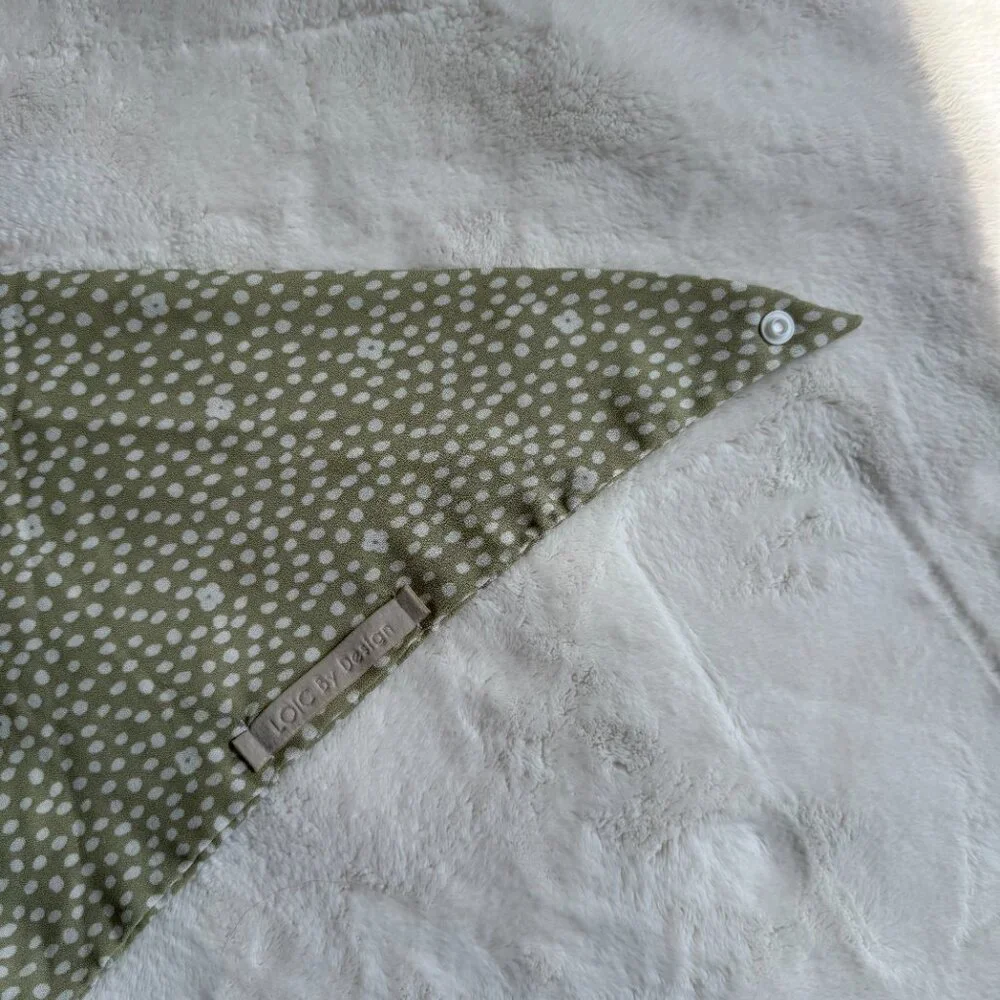 NWT Loic by Design Ditsy Daisy Floral Dog Bandana, Taupe + White, Size Medium